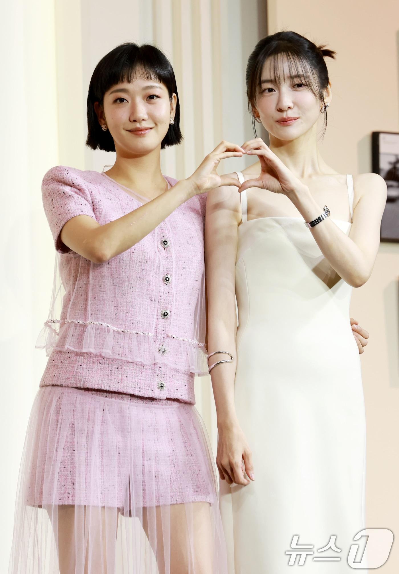 본문 이미지 - 배우 김고은과 박지현(오른쪽)이 5일 서울 중구 앰배서더 서울 풀만 호텔에서 열린 넷플릭스 시리즈 '은중과 상연' 제작발표회에 참석해 포즈를 취하고 있다. '은중과 상연'은 매 순간 서로를 가장 좋아하고 동경하며, 또 질투하고 미워하며 일생에 걸쳐 얽히고설킨 두 친구, 은중(김고은 분)과 상연(박지현)의 모든 시간을 마주하는 이야기를 그렸다. 2025.9.5/뉴스1 ⓒ News1 권현진 기자