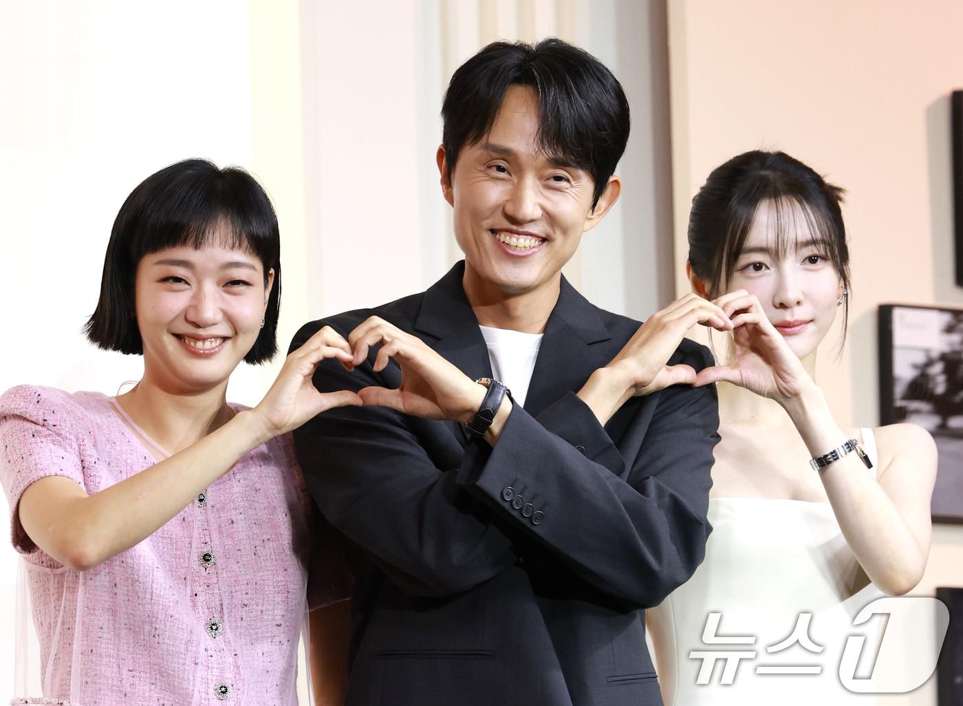 본문 이미지 - 배우 김고은(왼쪽부터)과 조영민 감독, 박지현이 5일 서울 중구 앰배서더 서울 풀만 호텔에서 열린 넷플릭스 시리즈 '은중과 상연' 제작발표회에 참석해 포즈를 취하고 있다. '은중과 상연'은 매 순간 서로를 가장 좋아하고 동경하며, 또 질투하고 미워하며 일생에 걸쳐 얽히고설킨 두 친구, 은중(김고은 분)과 상연(박지현)의 모든 시간을 마주하는 이야기를 그렸다. 2025.9.5/뉴스1 ⓒ News1 권현진 기자