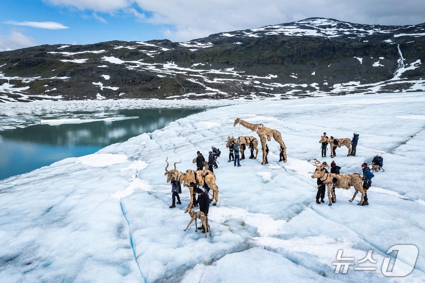 기후위기를 경고하는 &#39;무리&#39;&#40;THE HERDS&#41; 팀의 극지방 도착 모습 ⓒ 뉴스1