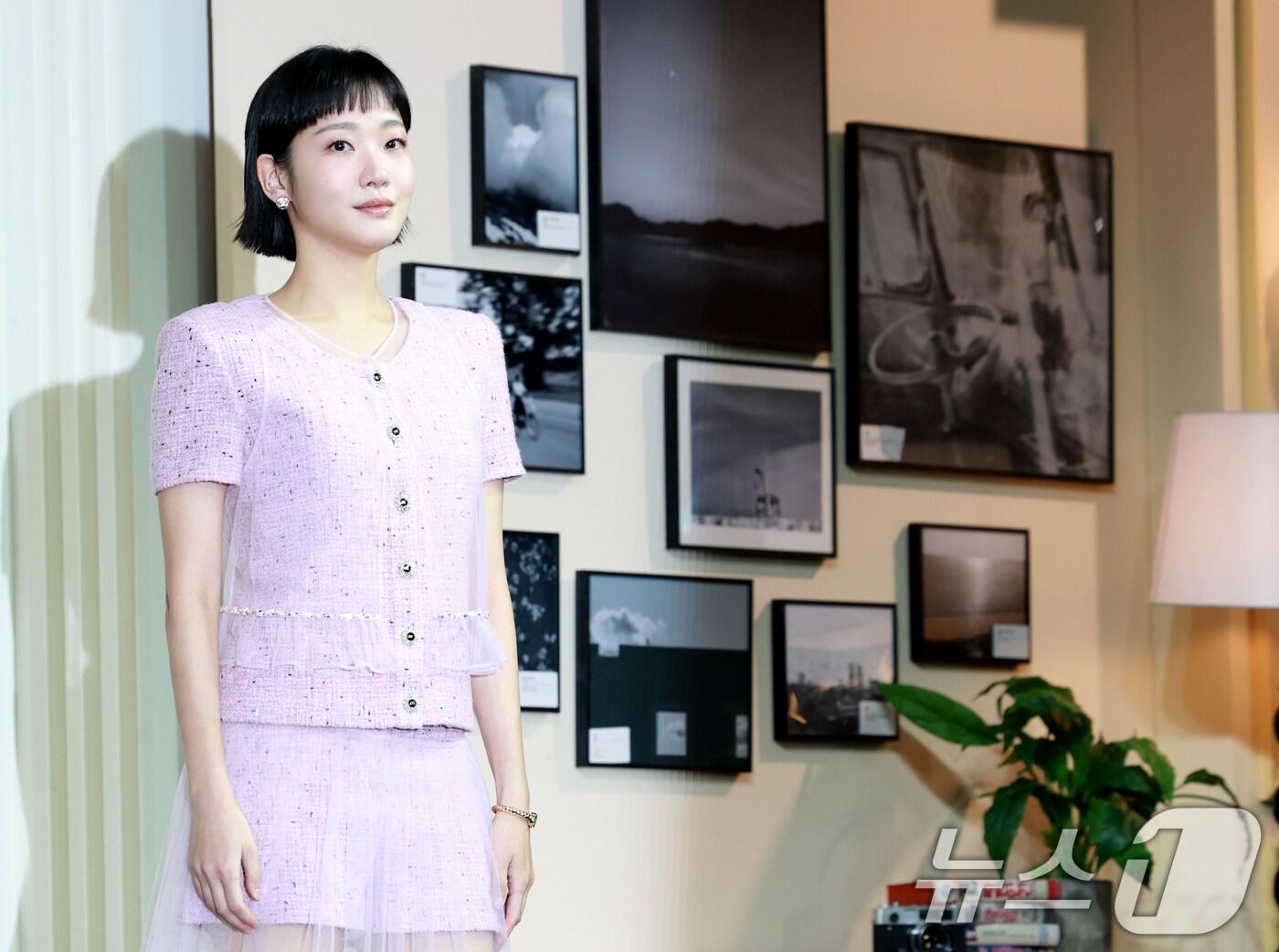 본문 이미지 - 배우 김고은이 5일 서울 중구 앰배서더 서울 풀만 호텔에서 열린 넷플릭스 시리즈 '은중과 상연' 제작발표회에 참석해 포즈를 취하고 있다. '은중과 상연'은 매 순간 서로를 가장 좋아하고 동경하며, 또 질투하고 미워하며 일생에 걸쳐 얽히고설킨 두 친구, 은중(김고은 분)과 상연(박지현)의 모든 시간을 마주하는 이야기를 그렸다. 2025.9.5/뉴스1 ⓒ News1 권현진 기자