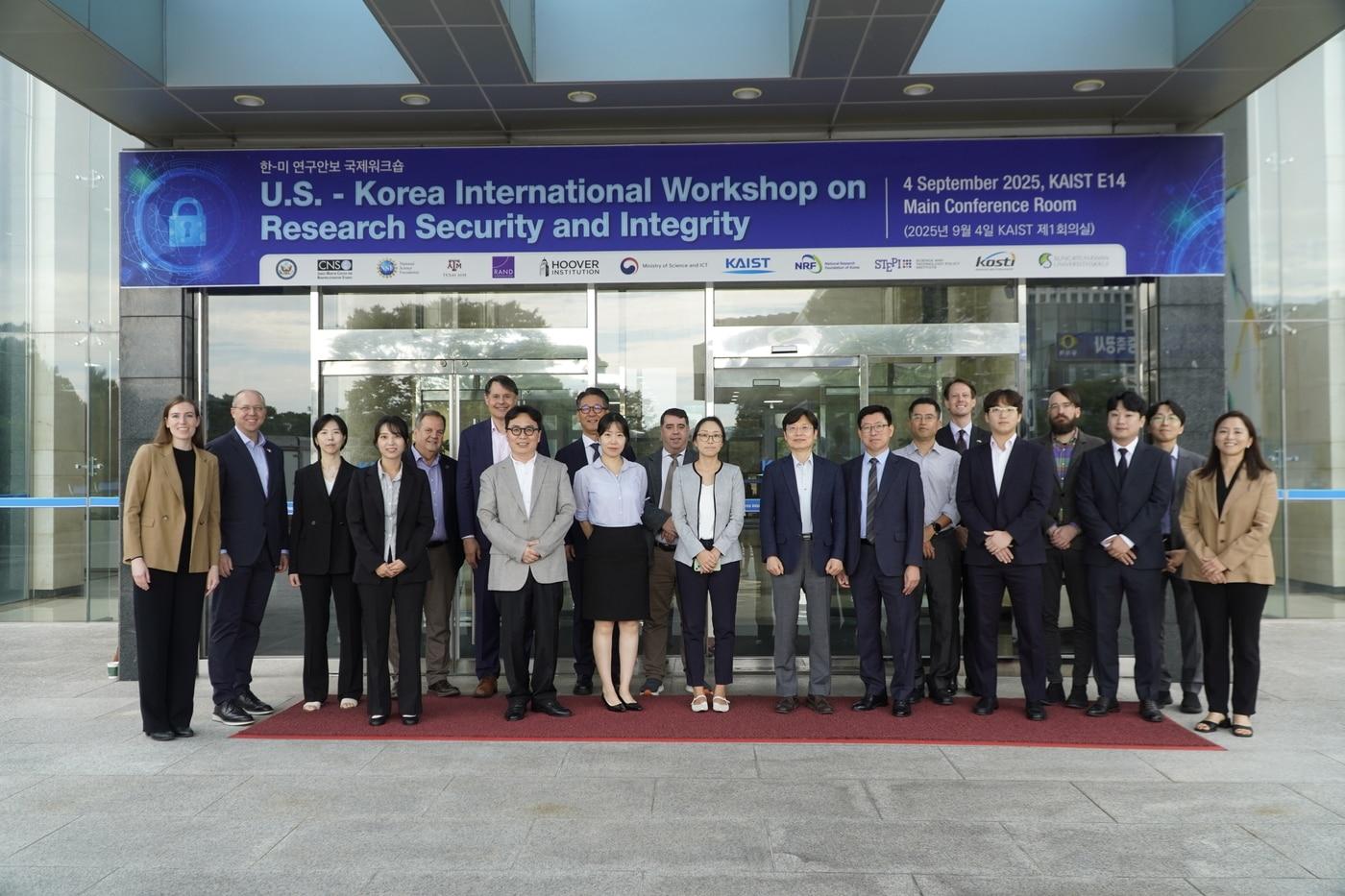 이달 4일 대전 한국과학기술원(KAIST)에서 진행된 한·미 연구안보 국제 워크숍 참석자들.(과기정통부 제공)