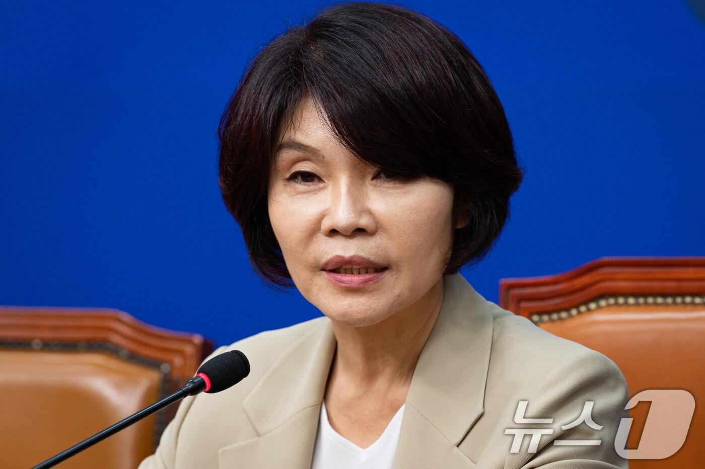 한정애 더불어민주당 정책위의장이 5일 서울 여의도 국회에서 정례 기자간담회를 하고 있다. ⓒ News1 유승관 기자