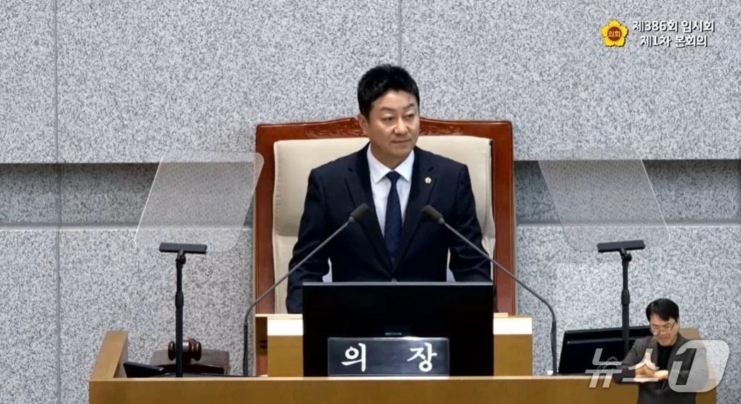 본문 이미지 - 김진경 경기도의회 의장이 5일 제386회 임시회 개회사를 통해 뇌물과 성희롱 발언 등 잇따르는 도의원들의 비위 행위에 대해 “책임을 통감한다”며 사과했다.(경기도의회 수어통역 생중계 캡처)/