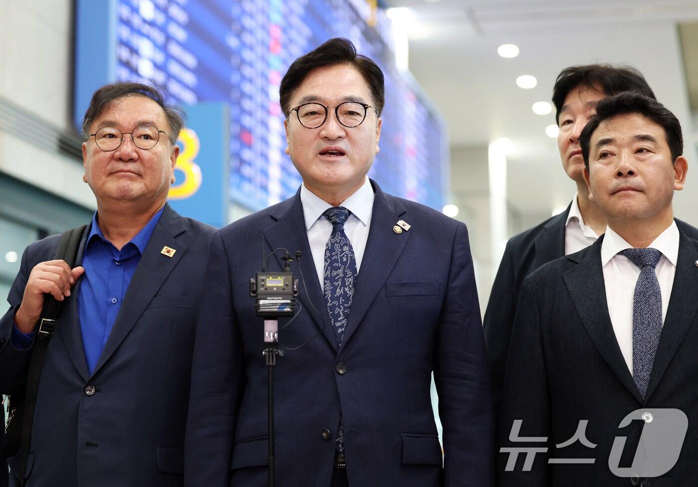 3박 4일간의 중국 전승절 행사 참석 일정을 마친 우원식 국회의장이 5일 인천공항을 통해 귀국하며 취재진에게 방중 성과를 설명하고 있다. 우 의장은 이번 방중을 통해 한중간 전략적 협력 동반자 관계의 성숙한 발전을 도모하며 양국 간 경제협력 등 다양한 현안에 대해 중국 최고위급 인사들과 공감대를 형성했다. 2025.9.5/뉴스1 ⓒ News1 오대일 기자