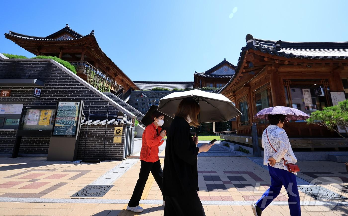 한국을 배경으로 한 넷플릭스 애니메이션 영화 &#39;케이팝 데몬 헌터스’의 흥행 이후 서울한방진흥센터&#40;서울약령시한의약박물관&#41;나 한방병원, 한의원을 찾은 외국인이 2024년 2만3066명으로 2020년 1845명에 비하면 12배 이상 급증했다. 사진은 지난 5일 서울 동대문구 서울한방진흥센터. /뉴스1 ⓒ News1 김진환 기자