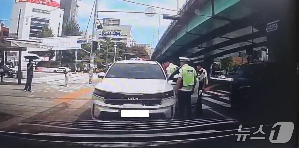 본문 이미지 - 9월 2일 서울 구로구에서 차량을 훔쳐 달아난 20대 남성이 3일 오후 서울 서초구 사당역 사거리에서 검거됐다. <출처: 방배경찰서>