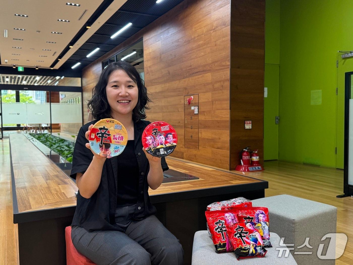 본문 이미지 - 넷플릭스  오리지널 애니메이션 영화 &#39;케이팝 데몬헌터스&#39;와의 협업을 진행한 박소희 농심 면마케팅팀 선임이 신라면 컬래버 제품을 소개하고 있다./뉴스1 ⓒ News1 이강 기자