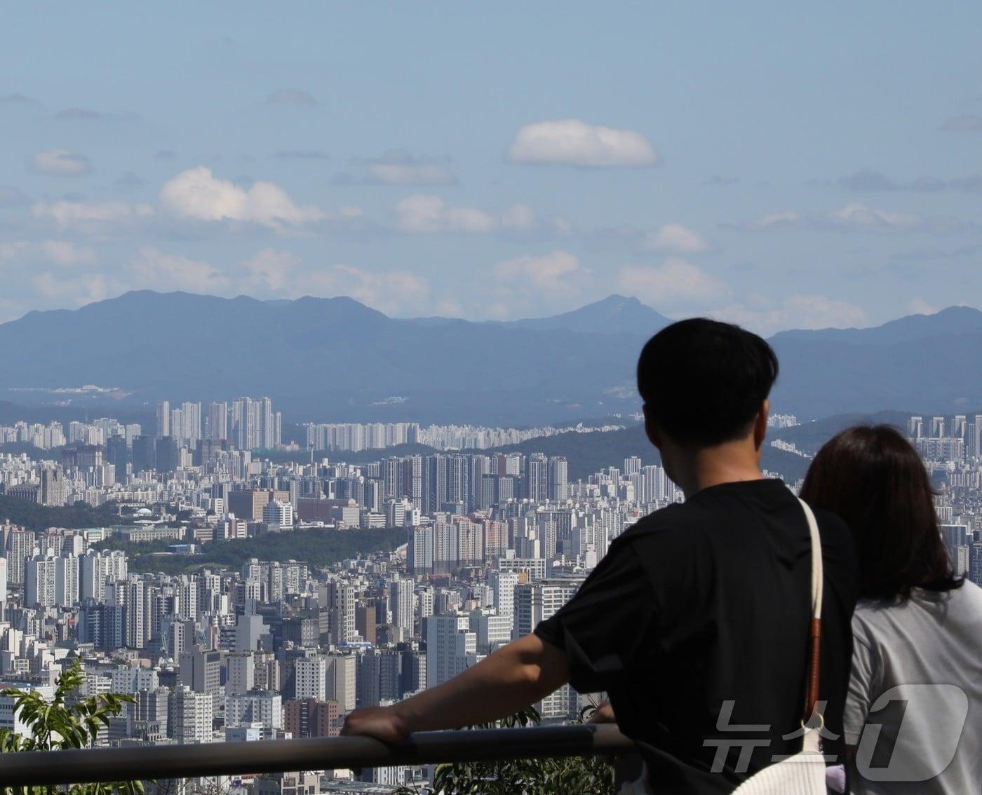 본문 이미지 - 서울 중구 남산에서 바라본 시내 아파트 단지.  ⓒ 뉴스1 권준언 기자