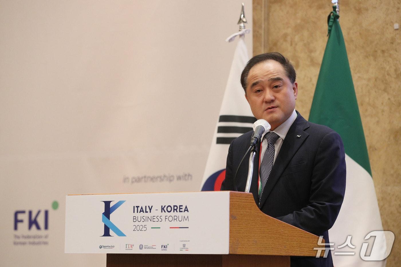 정철 한경협 연구총괄대표 겸 한국경제연구원장이 5일 소공동 롯데호텔에서 열린 '한-이탈리아 비즈니스 포럼'에 참석해 인사말을 하고 있다. (사진제공 = 한국경제인협회) 