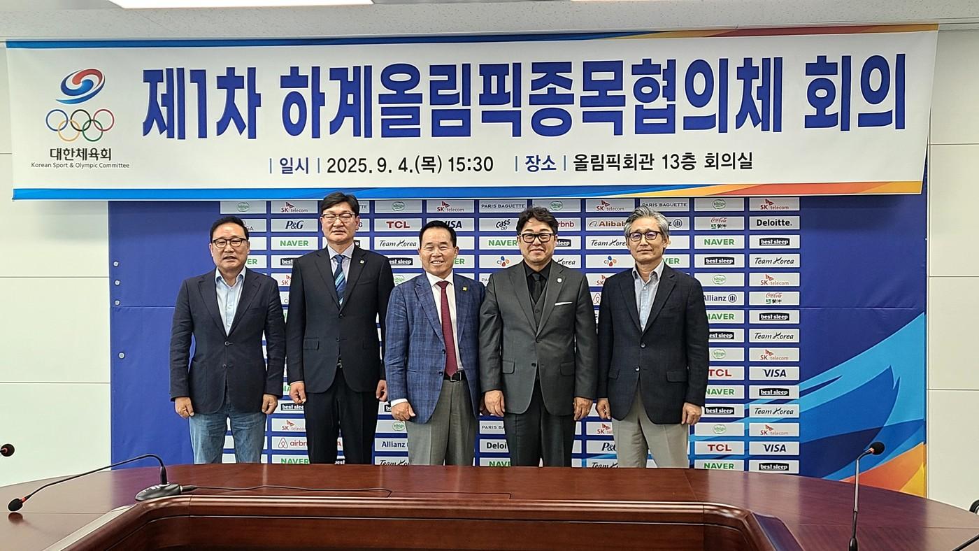 강연술 대한사격연맹 회장&#40;왼쪽에서 3번째&#41;이 4일 열린 대한체육회 제1차 하계올림픽종목협의체 회의에서 협의체 부회장으로 선임됐다.&#40;대한사격연맹 제공&#41;/ 뉴스1 ⓒ News1