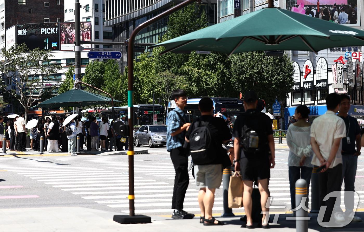 서울 낮 기온이 30도 이상 오르며 푹푹 찌는 무더위가 이어졌던 지난 5일 오후 서울 종로구 세종대로에서 시민들이 그늘 아래에서 햇빛을 피하고 있다. 2025.9.5/뉴스1 ⓒ News1 김민지 기자