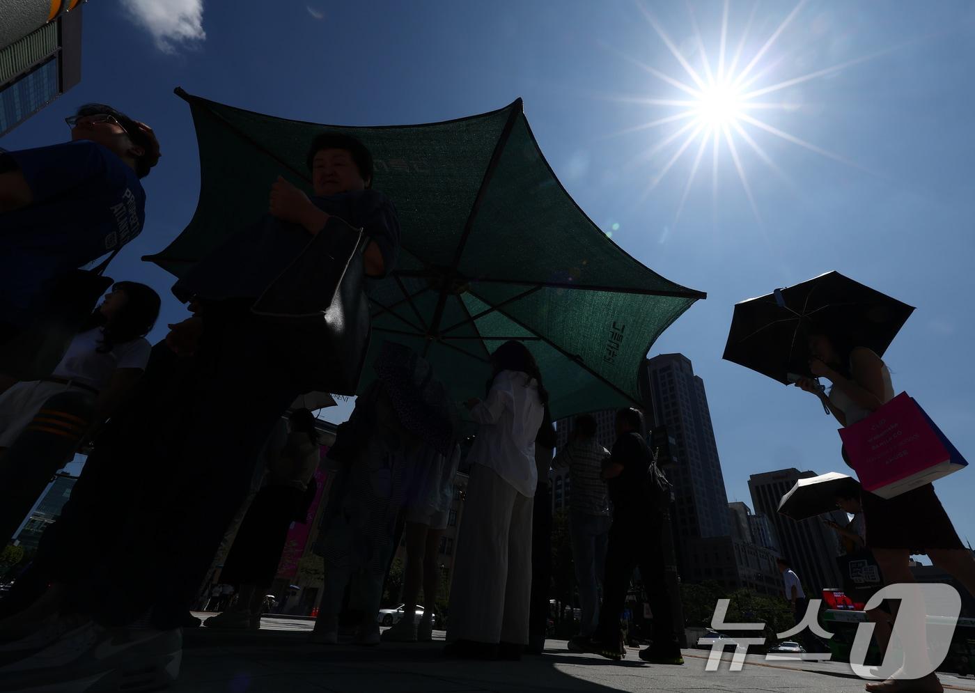 시민들이 그늘막에서 햇볕을 피하고 있다. /뉴스1 ⓒ News1 김민지 기자