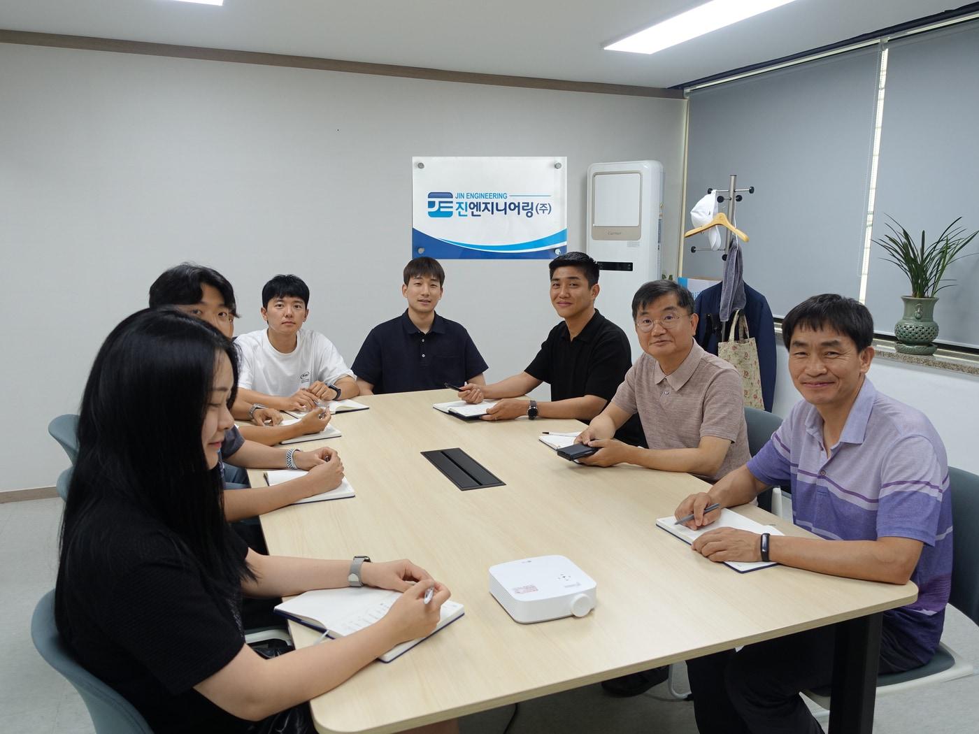 본문 이미지 - 채원진 대표이사&#40;오른쪽에서 두번째&#41; 등 진엔지니어링 임직원들 모습&#40;진엔지니어링 제공&#41; 뉴스1ⓒ news1 