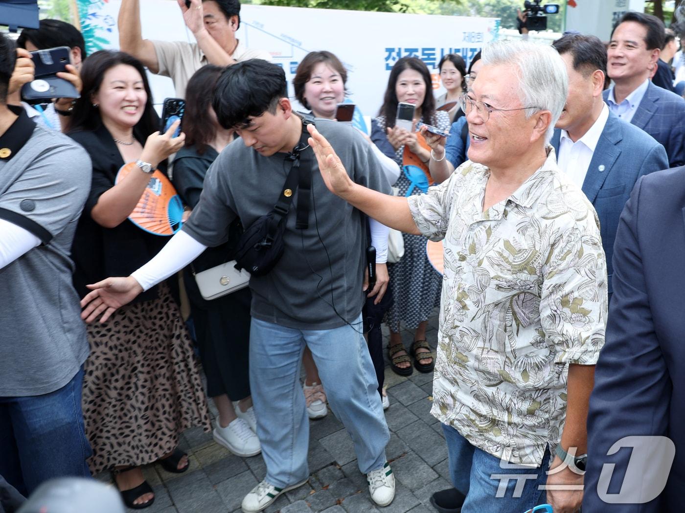 본문 이미지 - 문재인 전 대통령이 5일 전북 전주시 전주한벽문화관 일원에서 열린 제8회 전주독서대전 행사장에 마련된 평산책방 부스로 향하고 있다. 2025.9.5/뉴스1 ⓒ News1 유경석 기자