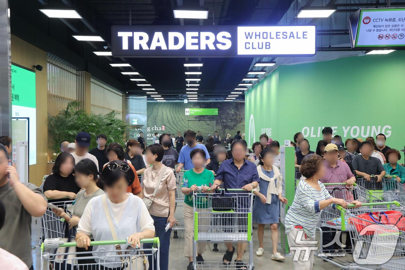 본문 이미지 - 트레이더스 구월점 오픈과 함께 매장을 찾은 고객들 모습. (이마트 제공. 재판매 및 DB 금지) 2025.9.5 ⓒ 뉴스1