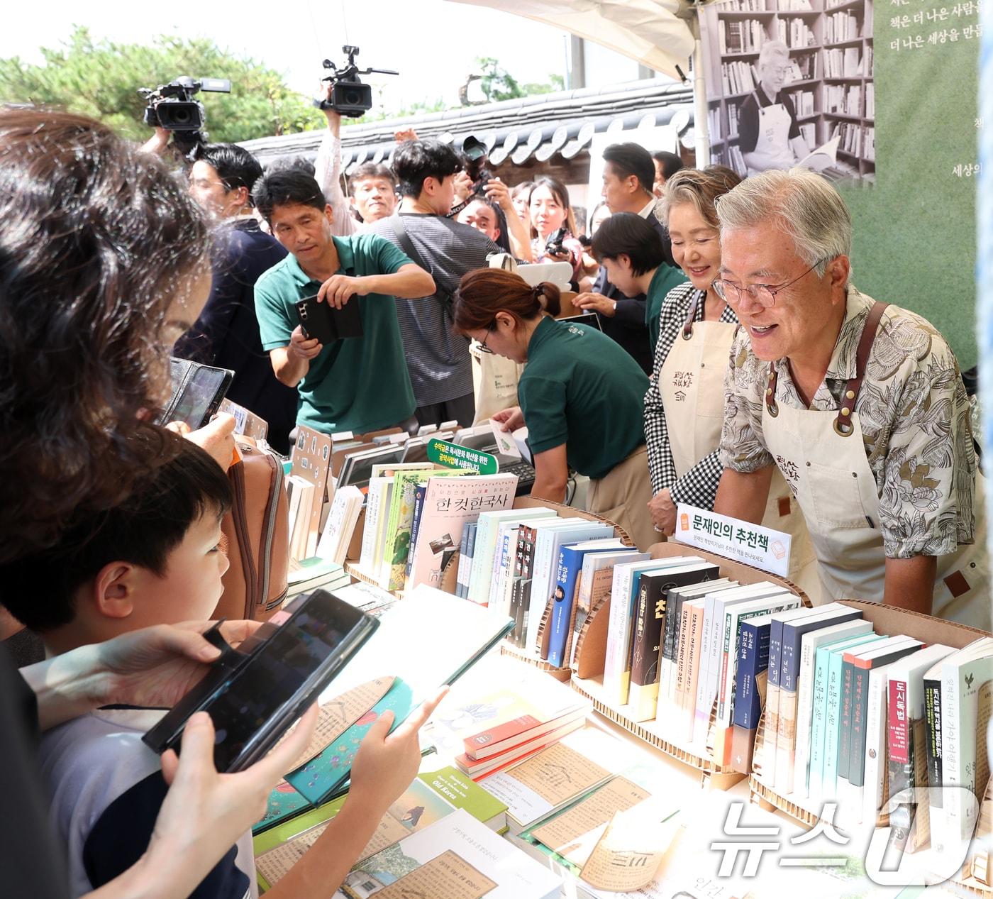 본문 이미지 - 문재인 전 대통령이 5일 전북 전주시 전주한벽문화관 일원에서 열린 제8회 전주독서대전 행사장에 마련된 평산책방을 찾은 독자들과 대화를 나누고 있다. 2025.9.5/뉴스1 ⓒ News1 유경석 기자