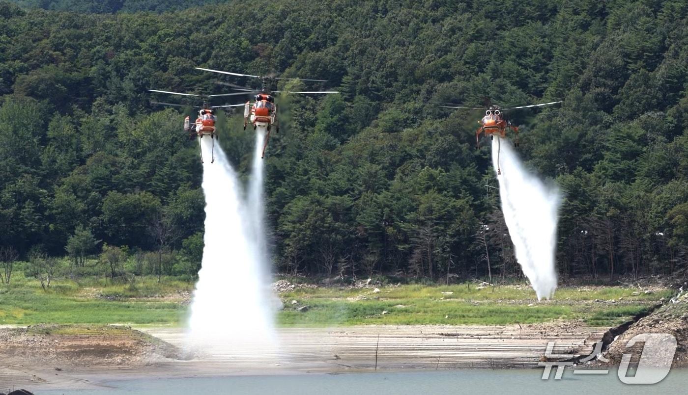 산림청 헬기가 강릉 오봉저수지에 물을 투하하고 있다. (산림청 제공.재판매 및 DB금지)/뉴스1