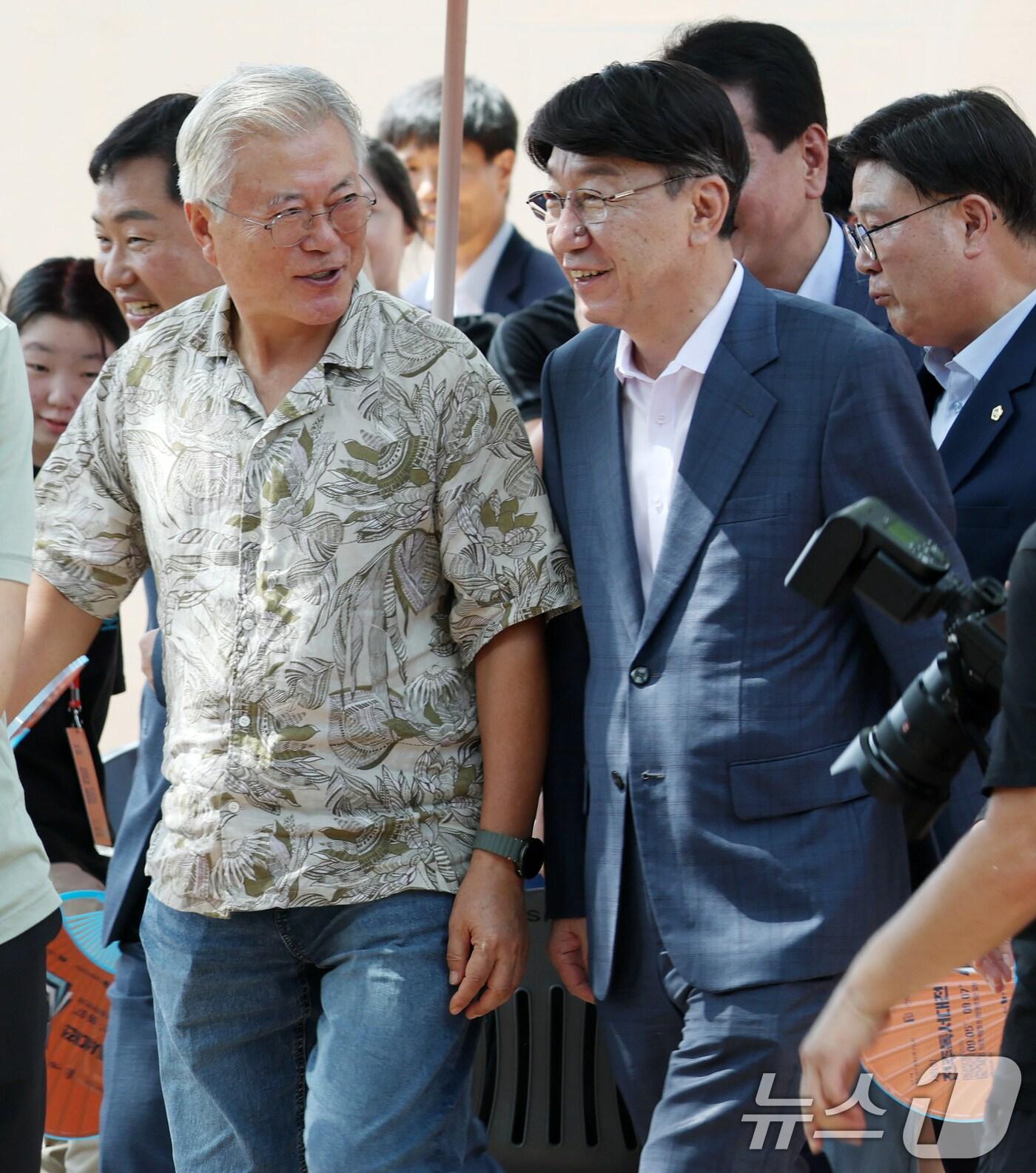 본문 이미지 - 문재인 전 대통령&#40;왼쪽&#41;이 5일 전북 전주시 전주한벽문화관 일원에서 열린 제8회 전주독서대전 행사장을 찾아 우범기 전주시장과 대화를 나누고 있다. 2025.9.5/뉴스1 ⓒ News1 유경석 기자