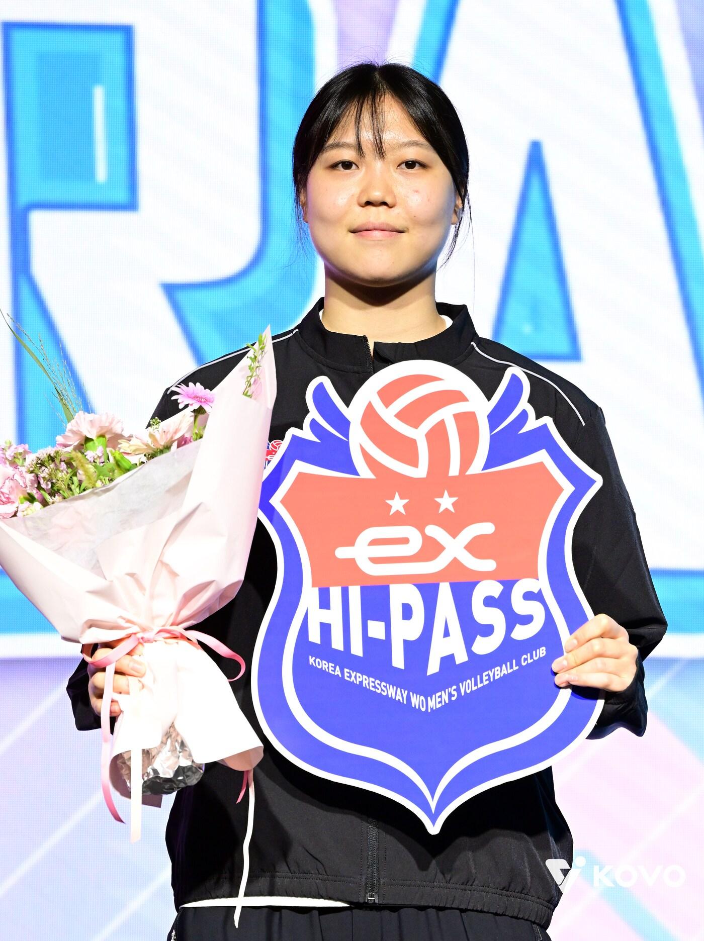 본문 이미지 - 드래프트 1순위로 도로공사 유니폼을 입게 된 이지윤(KOVO제공) 