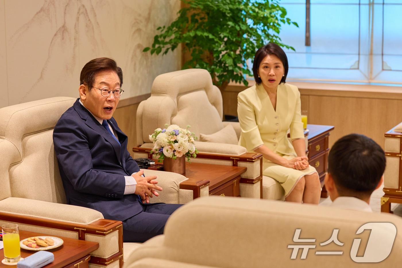 이재명 대통령과 김혜경 여사가 지난 4일 서울 용산 대통령실 청사에서 열린 어린이 초청 행사에서 참석자들과 대화하고 있다. &#40;이재명 대통령 SNS. 재판매 및 DB 금지&#41; 2025.9.5/뉴스1 ⓒ News1 허경 기자