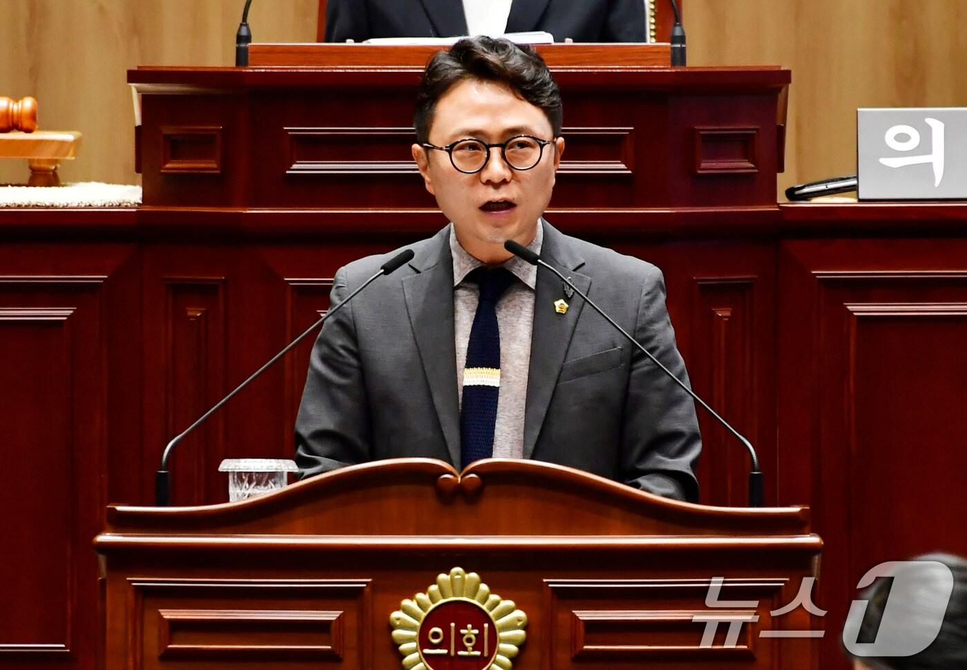 박수기 광주시의원이 5일 본회의 5분발언을 통해 광주 상무지구 일대에 남아있는 일제강점기 일본군 군사 지하시설에 대한 전면적인 발굴 조사를 촉구하고 있다.(광주시의회 제공. 재판매 및 DB 금지) ⓒ News1 박준배 기자