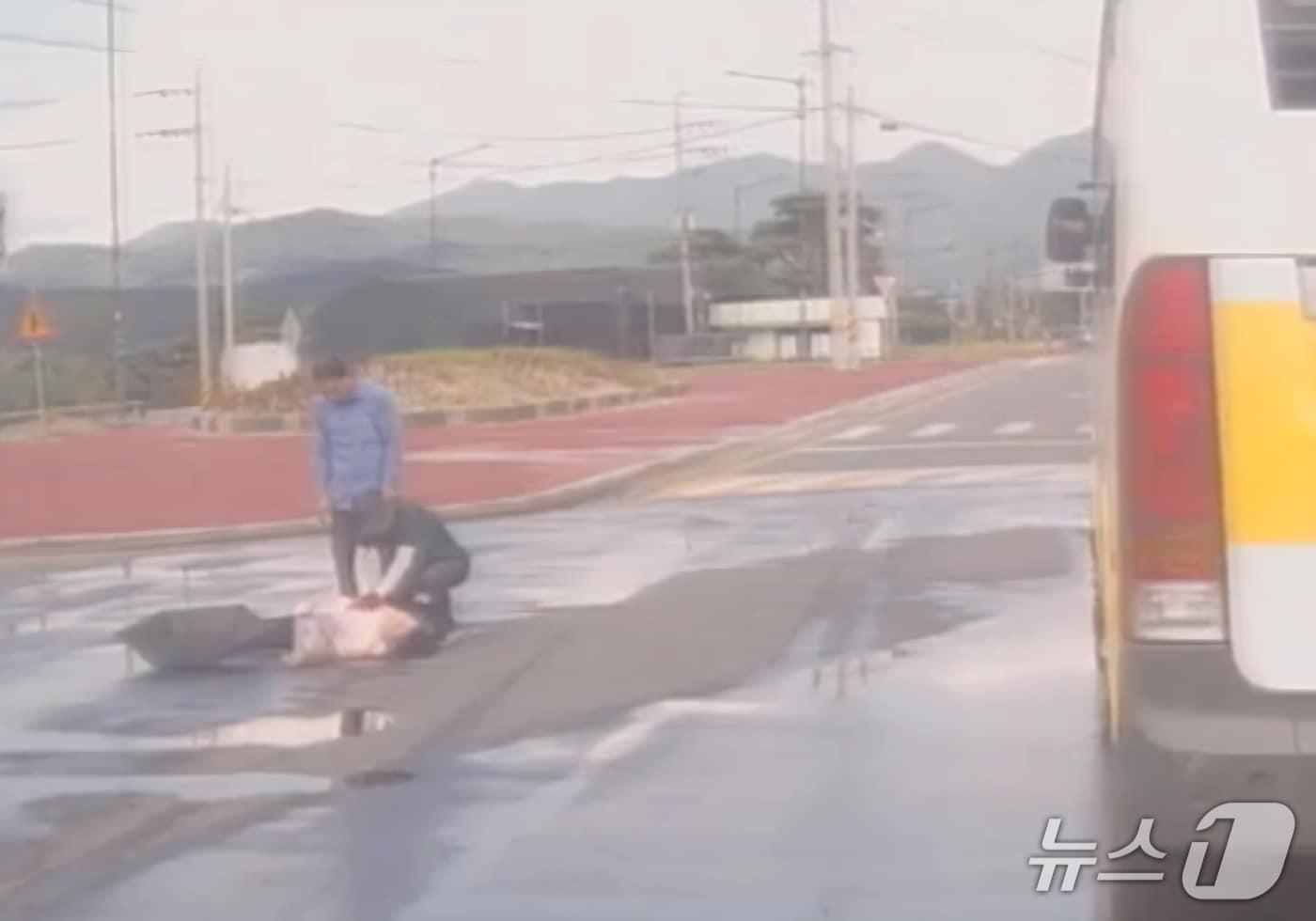 4일 오후 경북 청도군 화양읍 화양삼거리에서 농어촌버스를 운전하던 김상문 씨가 도로에 쓰러진 여성을 발견, 심폐소생술을 실시해 구조했다.(청도군 제공. 재판매 및 DB금지)/뉴스1