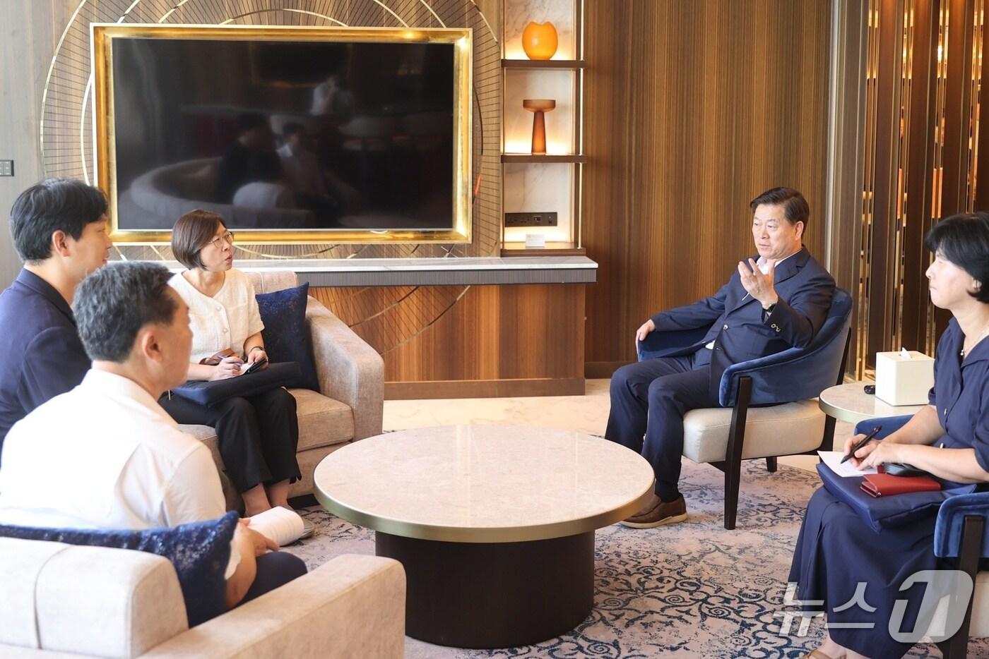 박승원 광명시장&#40;오른쪽 위&#41;이 인천 인스파이어 아레나 관계자들과 만남을 갖고 있다.&#40;광명시 제공&#41;