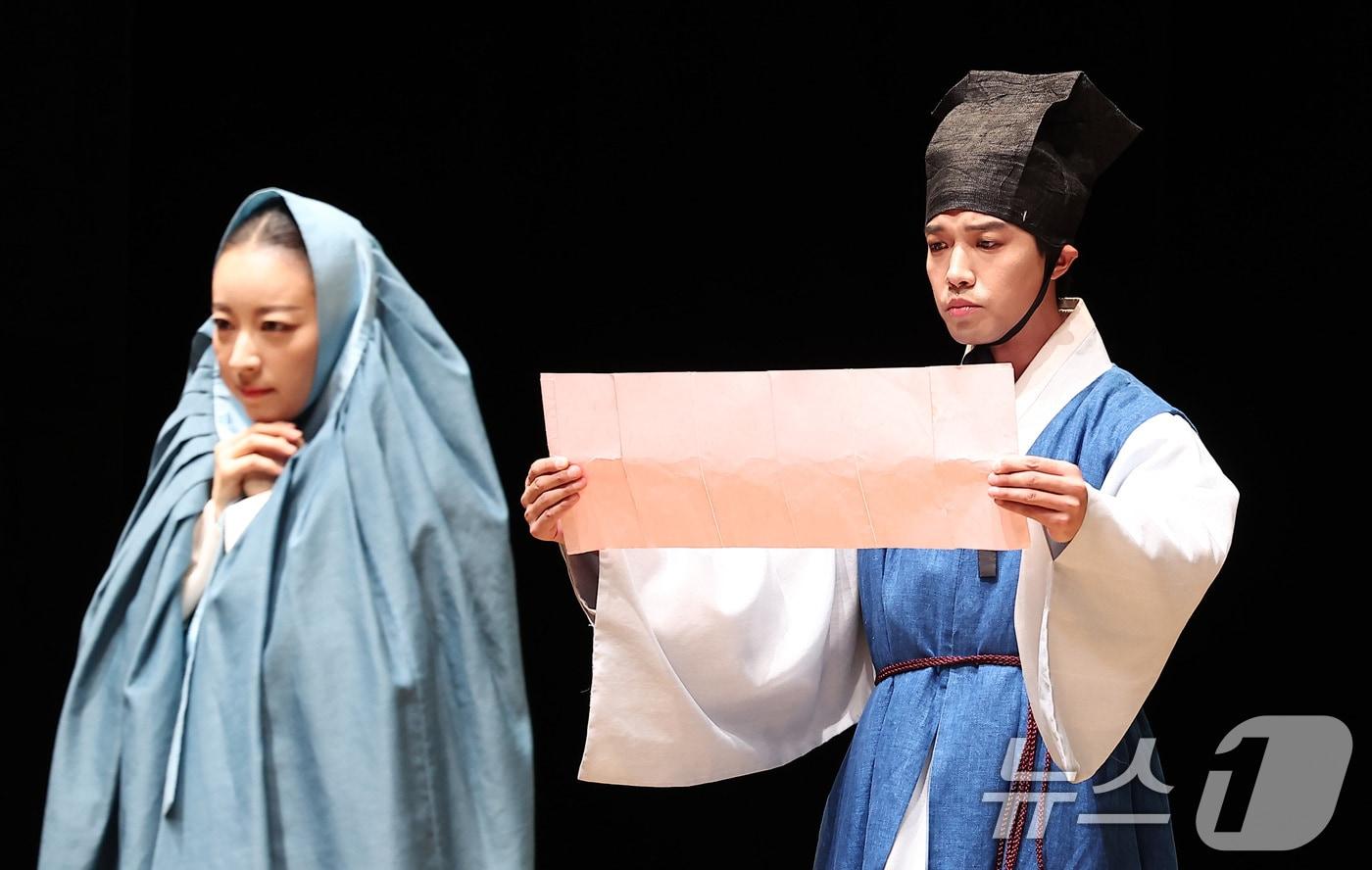 5일 서울 종로구 세종문화회관 M씨어터에서 열린 연극 &#39;퉁소소리&#39; 프레스콜에서 배우들이 연기를 펼치고 있다. &#39;퉁소소리&#39;는 조선 중기 작가 조위한의 소설 ‘최척전’을 원작으로 한 연극은 주인공 최척 일가가 30여년간 임진왜란과 정유재란, 명·청 교체기의 혼란을 겪으며 반복하는 만남과 헤어짐을 따라간다. 2025.9.5/뉴스1 ⓒ News1 김성진 기자