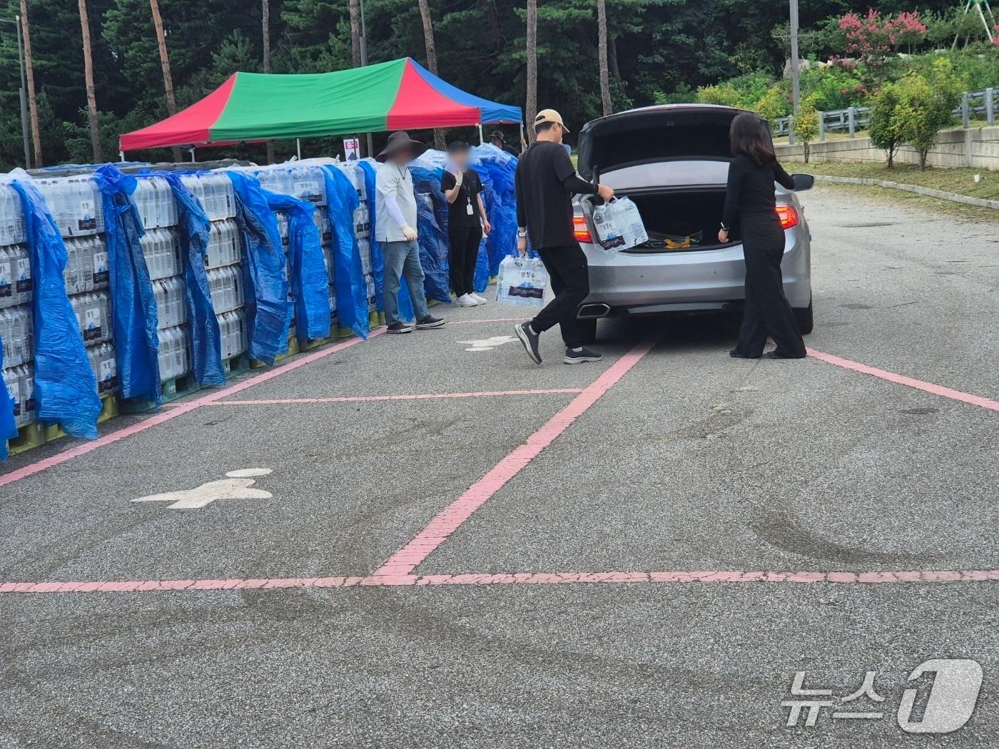 본문 이미지 - 극심한 가뭄으로 재난사태가 선포된 강원 강릉에 5일 전 시민을 대상으로 1인당 12L 분량의 생수가 배부된다. 이날 오전 강원 강릉시 포남동 강릉스피드스케이트장에 마련된 '드라이브 스루' 급수 현장. 2025.9.5/뉴스1 윤왕근 기자