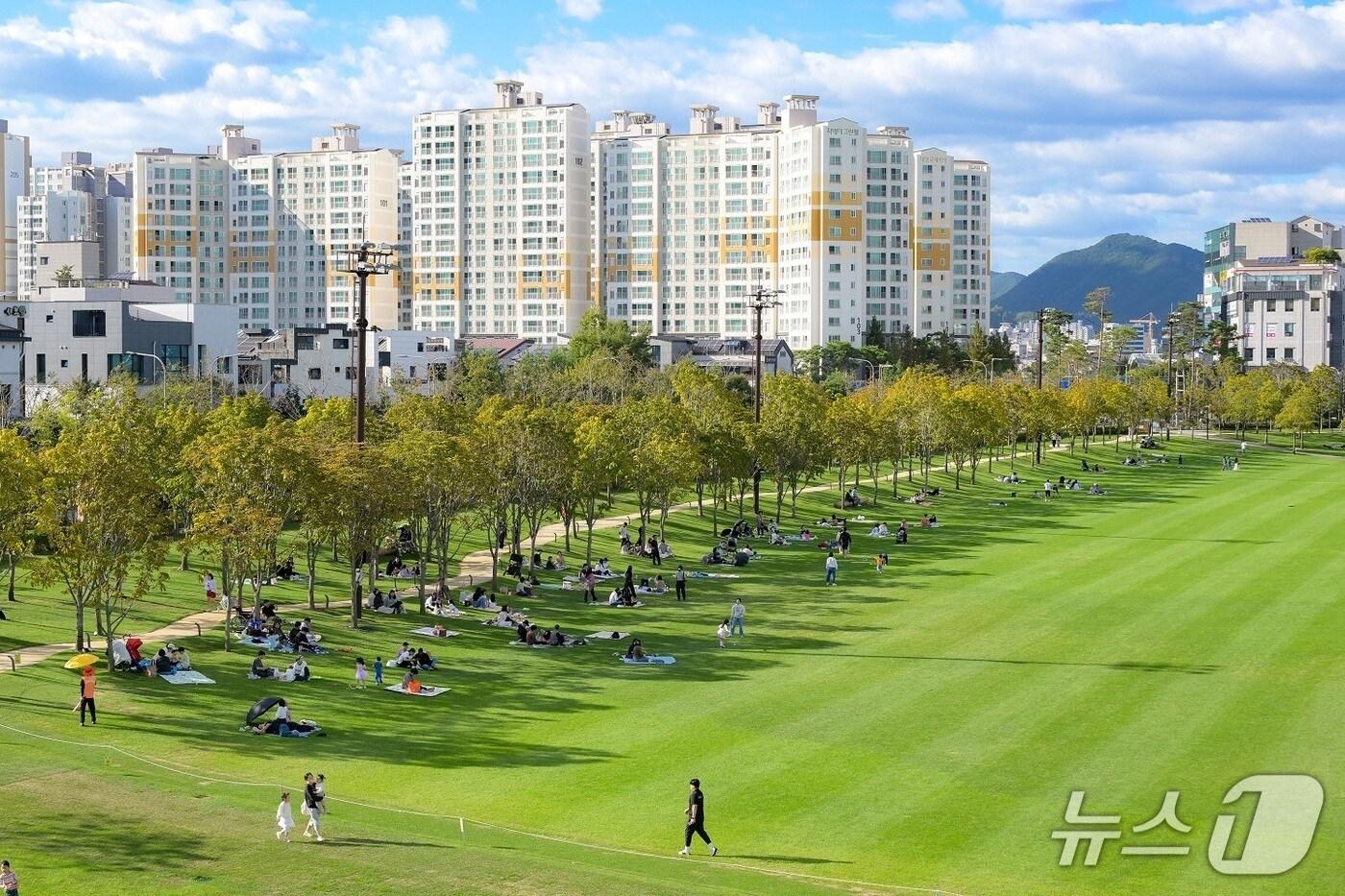 순천시민들의 휴식공간으로 자리잡은 오천그린광장 전경.&#40;순천시 제공&#41; 