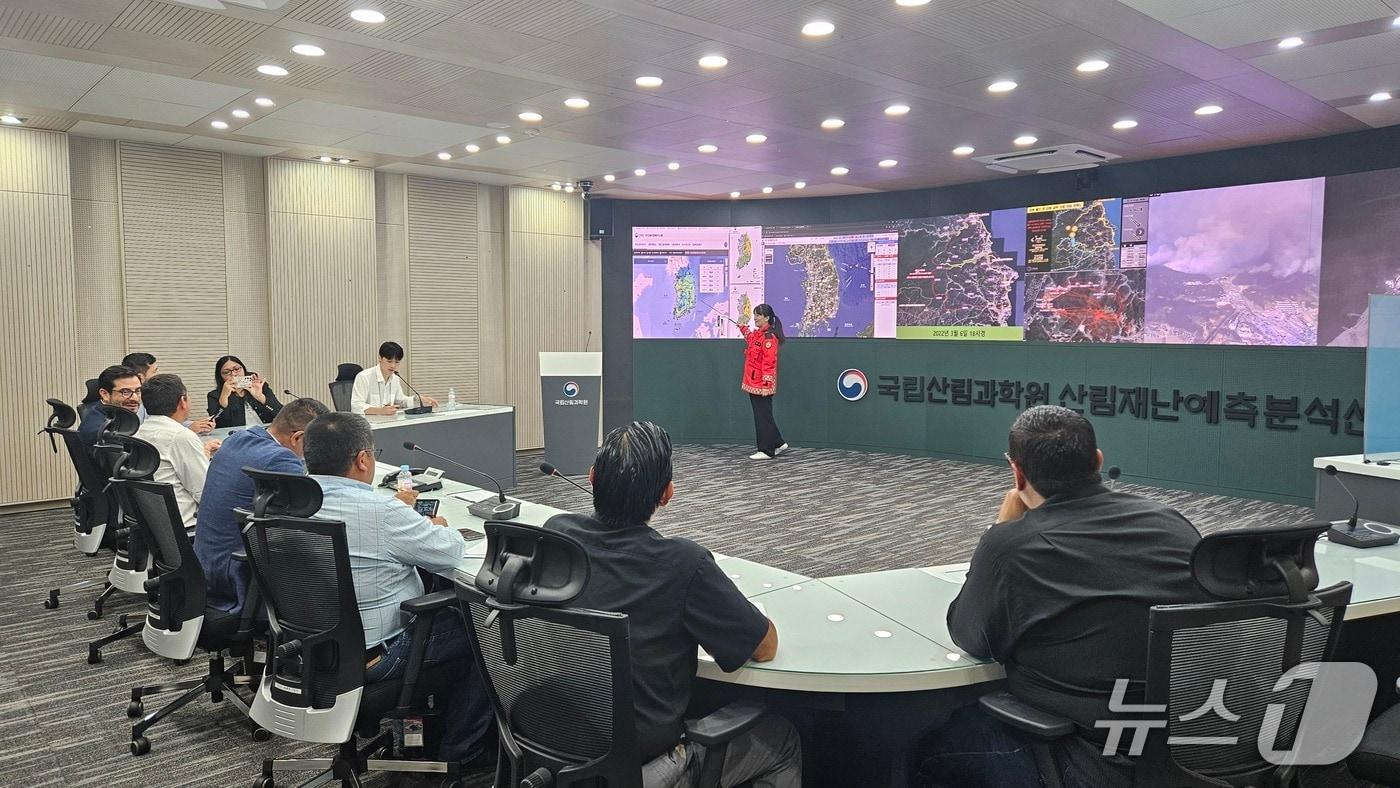 과테말라 연수팀이 국립산림과학원을 방문해 산림재난예측분석시스템에 대해 설명을 듣고 있다. (산림청 제공.재판매 및 DB금지)/뉴스1