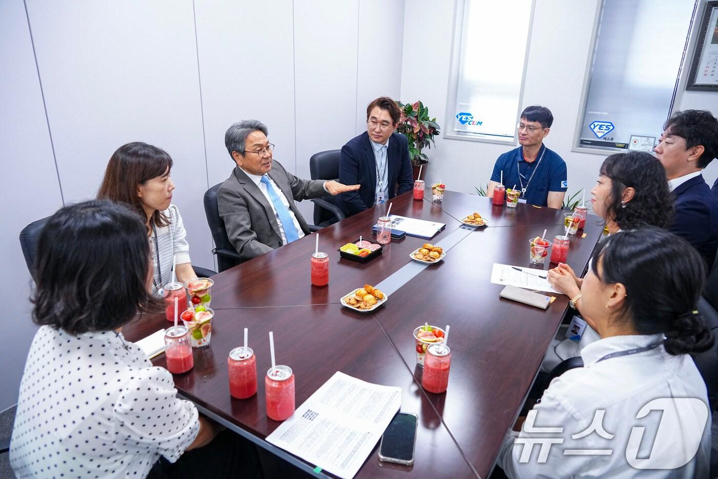 강기정 광주시장이 지난 2일 오전 동구 광은비즈니스㈜ 를 방문해 &#39;초등 학부모 10시 출근제&#39;에 참여 중인 직원들과 대화를 나누고 있다.&#40;광주시 제공. 재판매 및 DB 금지&#41; 