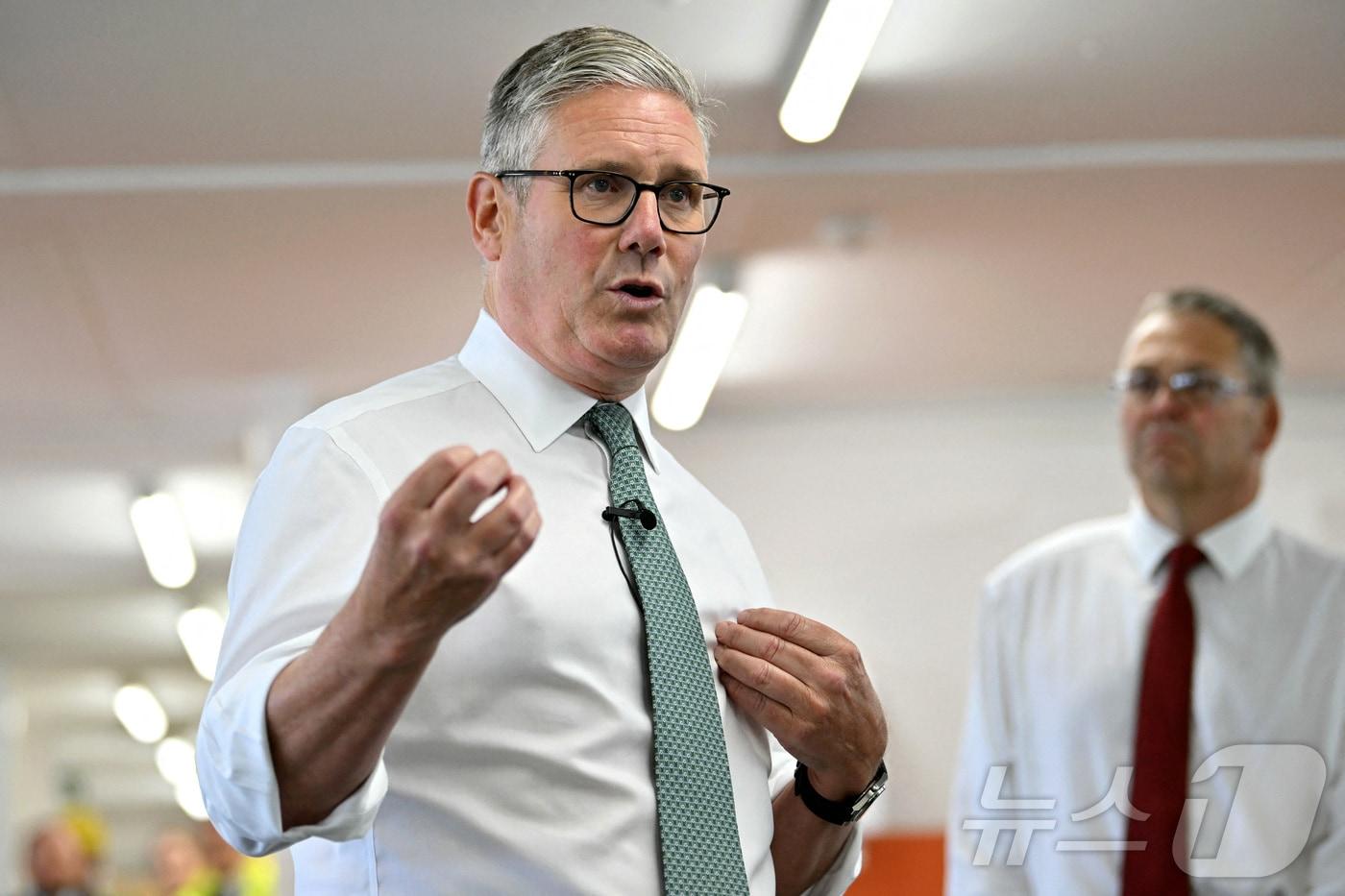 키어 스타머 영국 총리가 4일&#40;현지시간&#41; 스코틀랜드 글래스고의 한 조선소를 방문해 직원들과 대화하고 있다. 2025.09.04 ⓒ 로이터=뉴스1 ⓒ News1 김지완 기자