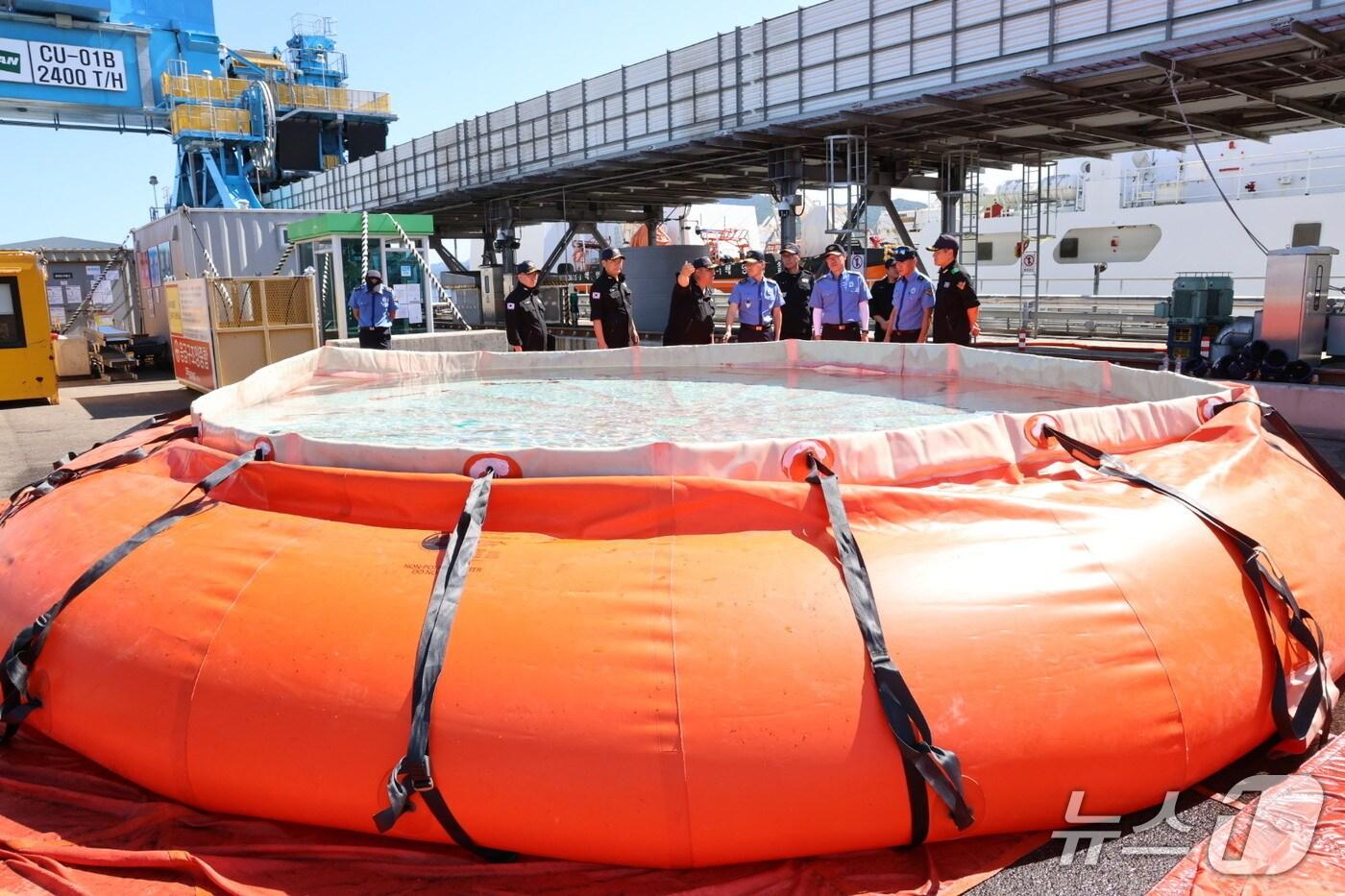 김성종 동해지방해양경찰청장이 5일 강릉 급수지원 현장이 마련된 안인화력발전 부두를 찾아 현장을 점검하고 직원들을 격려하고 있다.(동해해경청 제공, 재판매 및 DB 금지) 2025.9.5/뉴스1