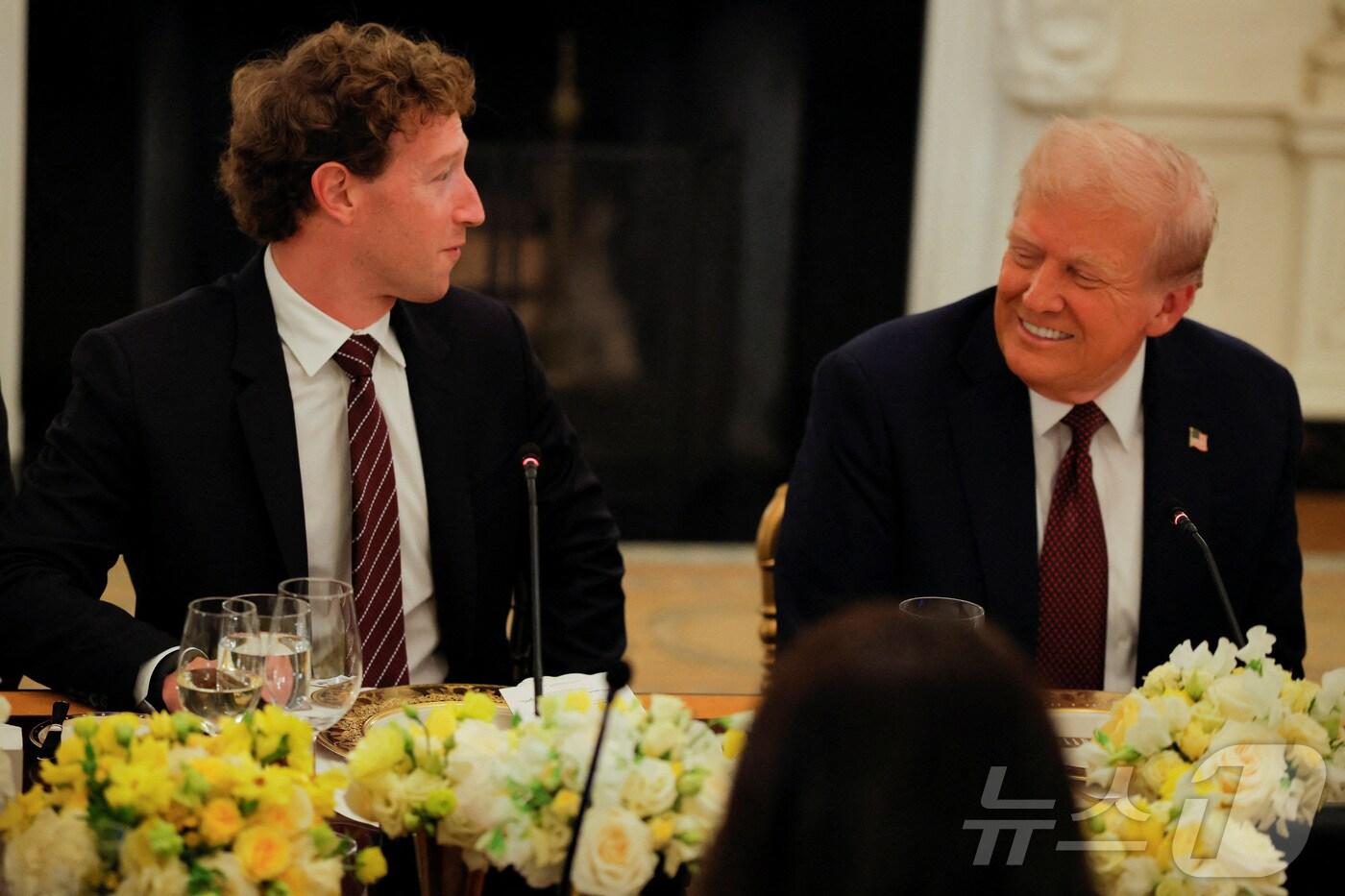 4일&#40;현지시간&#41; 도널드 트럼프 미국 대통령이 백악관에서 재계 지도자들과 가진 만찬에서 마크 저커버그 메타 최고경영자&#40;CEO&#41;와 대화하고 있다. 2025.09.04 ⓒ 로이터=뉴스1 