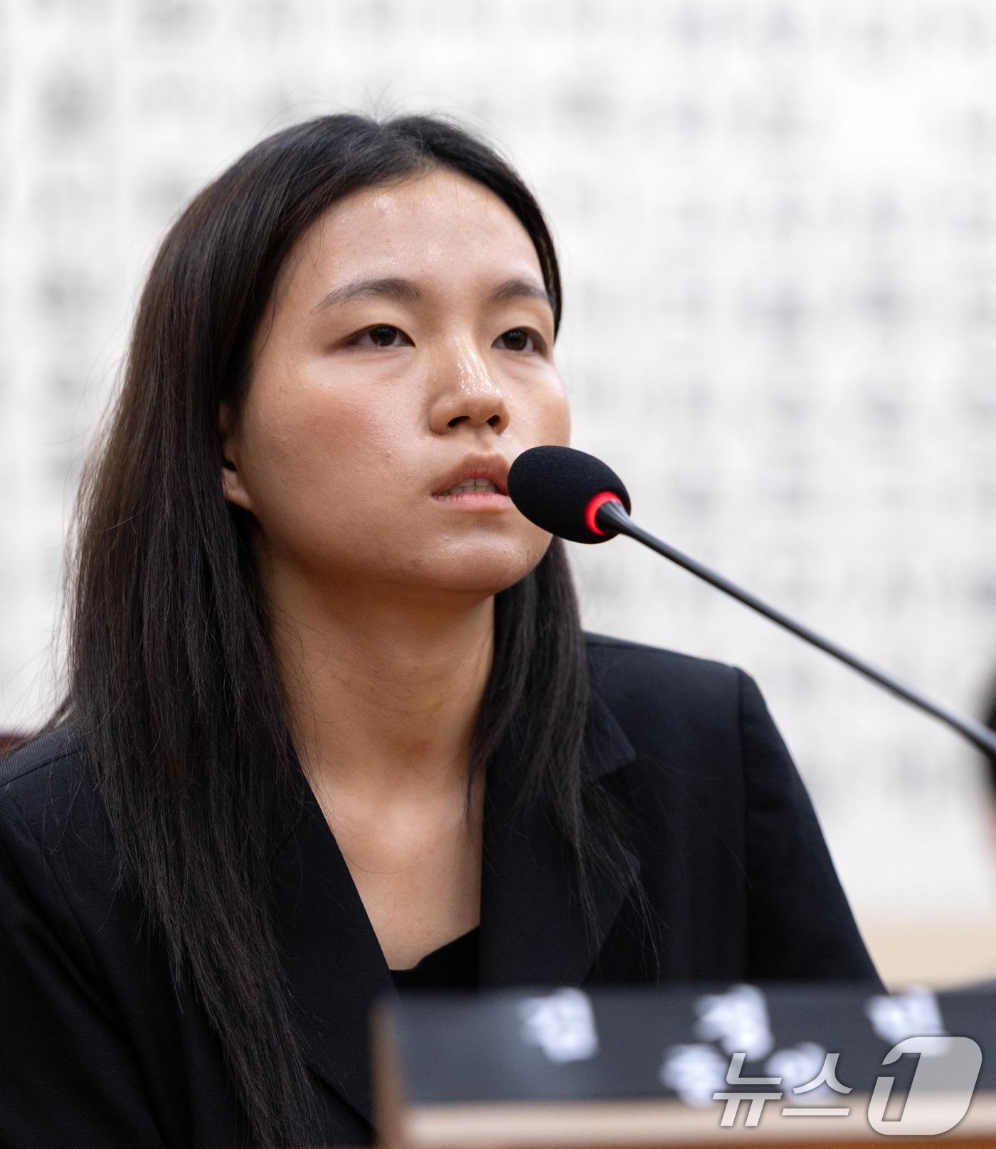 본문 이미지 - 5일 서울 여의도 국회에서 열린 제429회 국회&#40;정기회&#41; 법제사법위원회 검찰 개혁 입법청문회에서 증인 신분으로 출석한 김정민 서울남부지검 수사관이 의원 질의에 답변하고 있다. 2025.9.5/뉴스1 ⓒ News1 이승배 기자