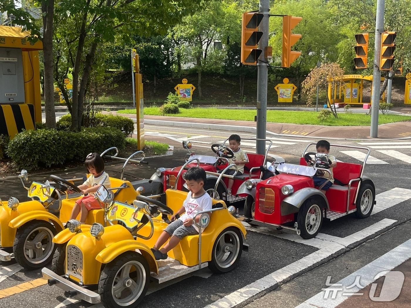 본문 이미지 - 어린이 교통안전교실에 참여한 아동들.&#40;과천시 제공&#41;