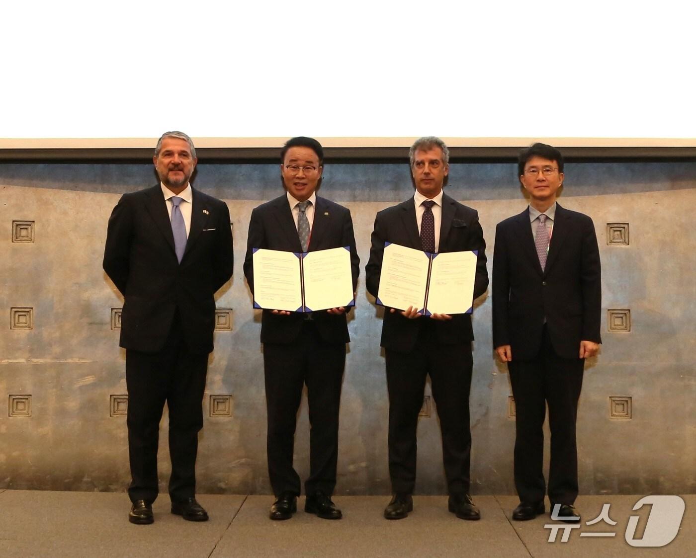 본문 이미지 - 서울 롯데호텔에서 열린 '부산진해경제자유구역청-주한이탈리아상공회의소 MOU 체결'에서 박성호 부산진해경제자유구역청장(왼쪽 두 번째)이 참석자들과 기념촬영을 하고 있다.(경자청 제공. 재판매 및 DB 금지)