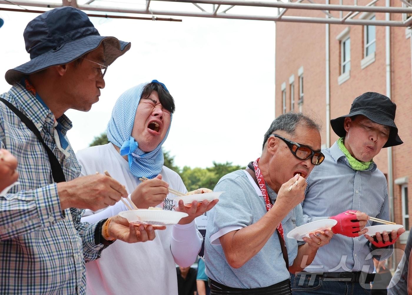 본문 이미지 - 충북 괴산 유기농엑스포광장에서 열리고 있는 2025 괴산고추축제 '매운맛 최강대전'에 참가한 이들이 괴산청결고추가 들어간 음식에 도전하고 있다.2025.09.05.ⓒ 뉴스1 ⓒ News1 이성기 기자