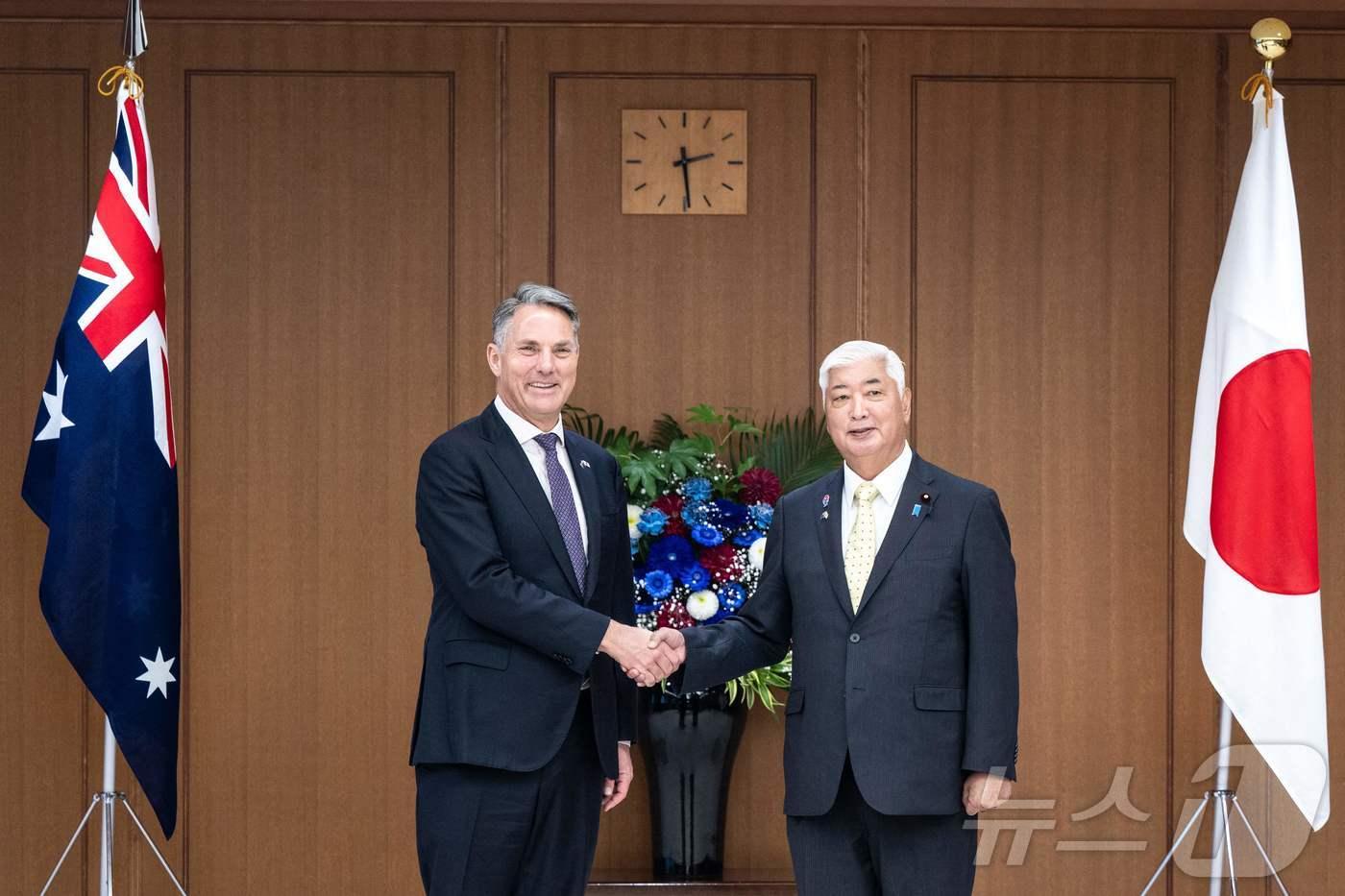 지난 5일 도쿄 방위성에서 열린 회담에 앞서 나카타니 겐 일본 방위상과 리처드 말스 호주 국방장관이 악수하고 있다. 2025.09.05. ⓒ AFP=뉴스1 ⓒ News1 심서현 기자