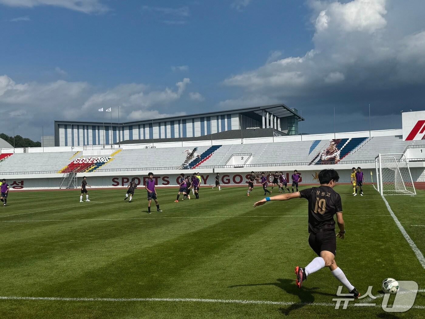 본문 이미지 - 경남교육감배 학교스포츠클럽 대회가 5일부터 7일까지 3일간 도내에서 열린다. 사진은 축구 경기 모습.(경남교육청 제공. 재판매 및 DB금지)