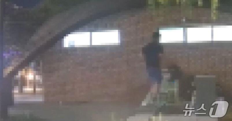 본문 이미지 - 경북 영천 육군3사관학교에서 근무하는 교관 A 씨&#40;대위&#41;가 지난 2일 오전 검은색 가방을 들고 대구 수성못 산책로에 있는 한 건물 뒤쪽으로 걸어가고 있다.&#40;독자 제공. 재판매 및 DB 금지&#41; 2025.9.2/뉴스1 ⓒ News1 이성덕 기자