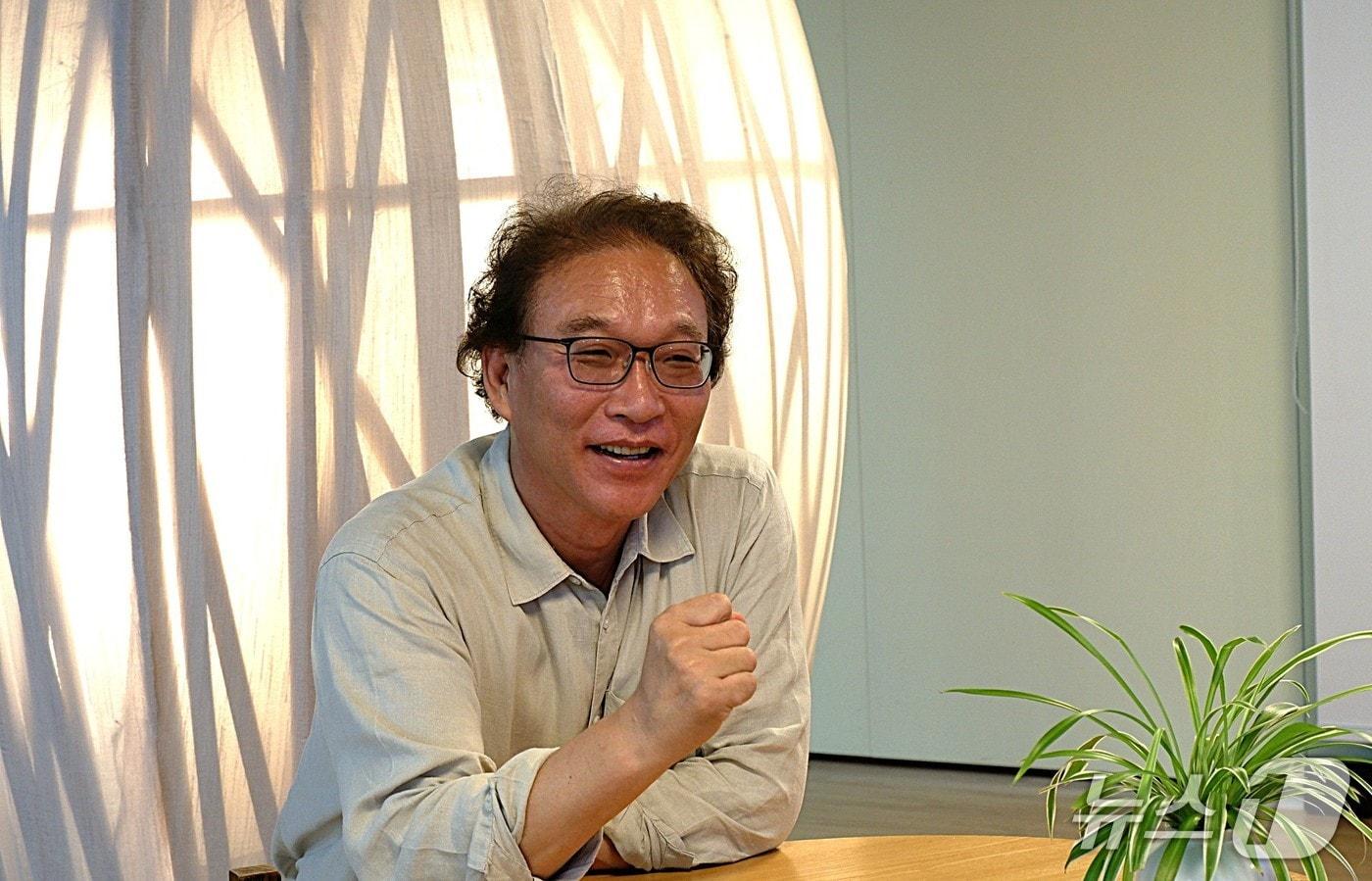 서울 종로구 전태일 기념관에서 뉴스1과 인터뷰를 나누고 있는 박승흡 전태일재단 이사장ⓒ News1 윤슬빈 기자