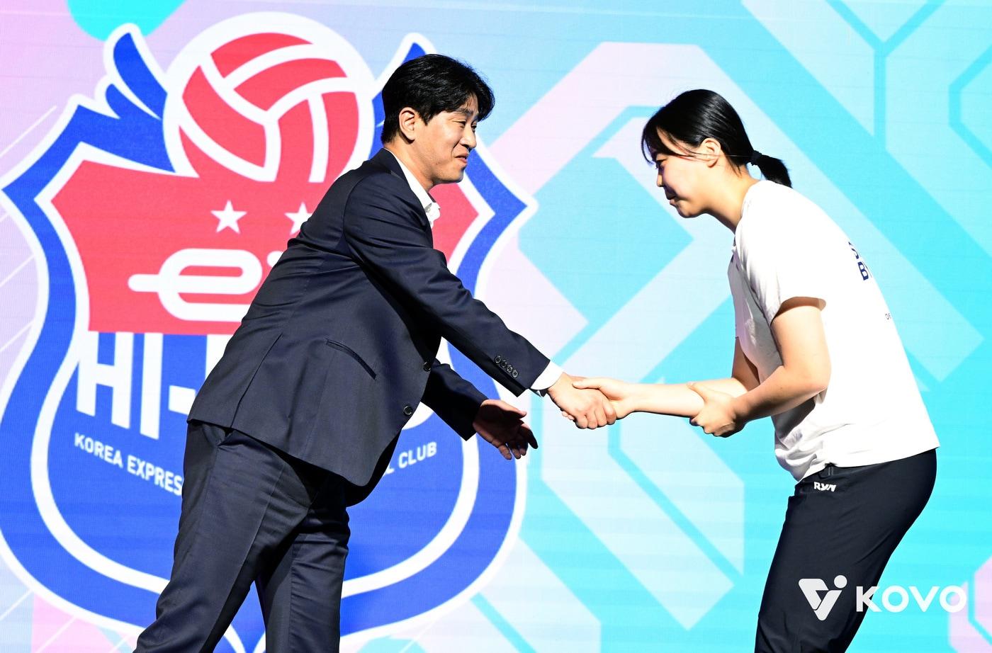  1순위로 이지윤을 지명한 김종민 도로공사 감독(KOVO제공)