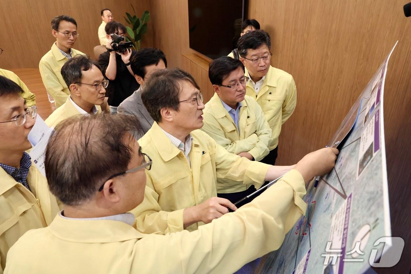 5일 김성환 환경부장관이 전북 새만금개발청에서 김의겸 청장 등 참석자들과 새만금 사업의 정상 추진을 논의하고 있다.(새만금개발청 제공. 재판매 및 DB금지)/뉴스1  