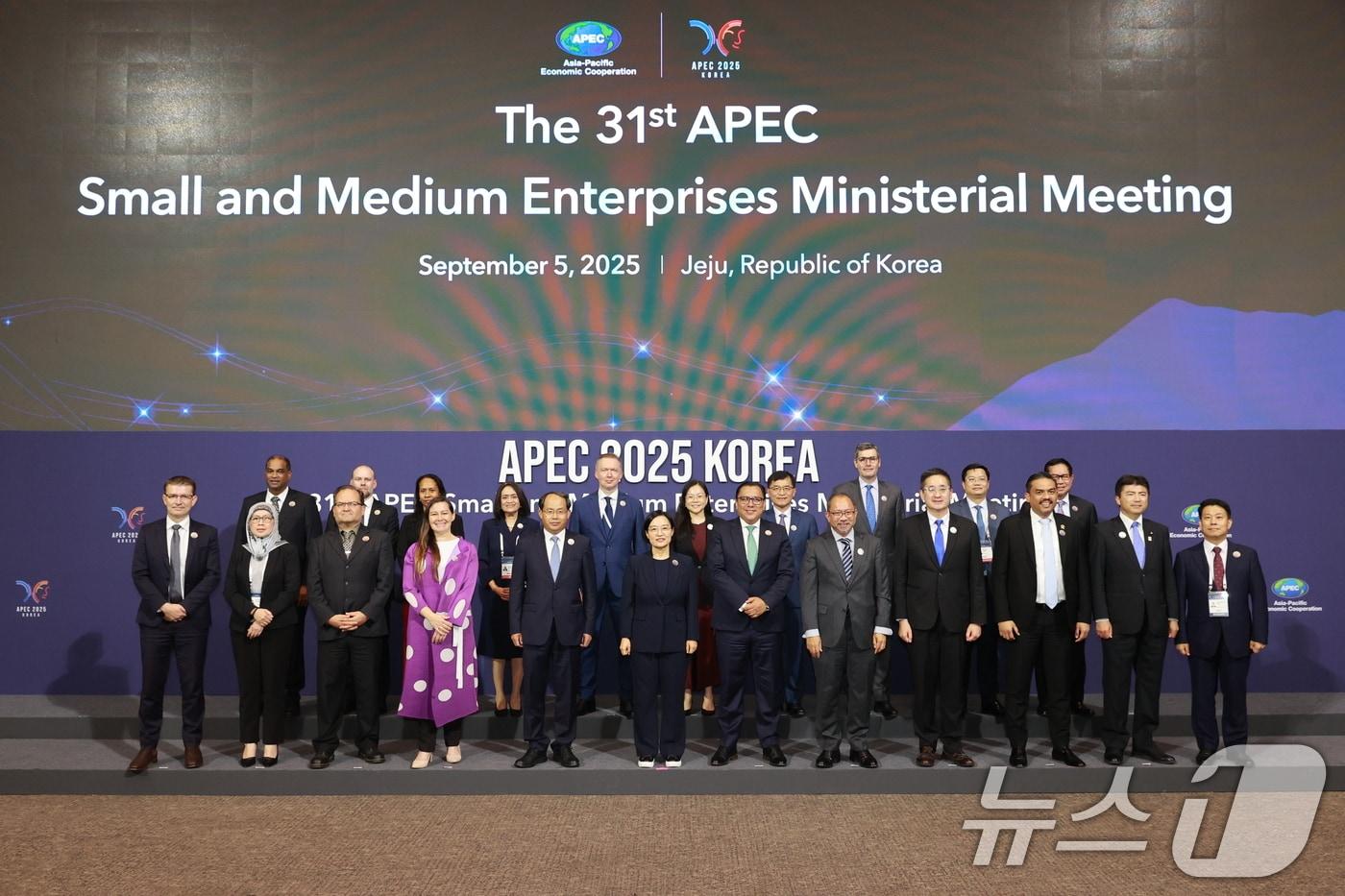 한성숙 중소벤처기업부 장관이 5일 제주 국제컨벤션센터&#40;ICC&#41;에서 열린 &#39;제31차 APEC 중소기업 장관회의&#39;를 마치고 APEC 회원국 중소기업 담당 장관과 기념 촬영을 하고 있다. &#40;중소벤처기업부 제공. 재판매 및 DB 금지&#41; 