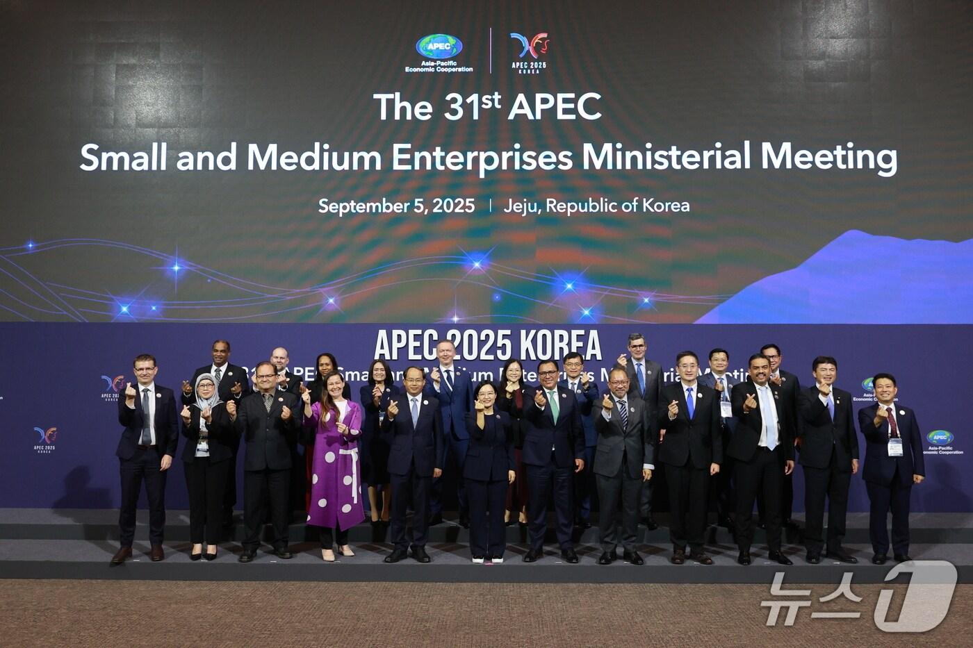 한성숙 중소벤처기업부 장관이 5일 제주 국제컨벤션센터&#40;ICC&#41;에서 열린 &#39;제31차 APEC 중소기업 장관회의&#39;를 마치고 APEC 회원국 중소기업 담당 장관과 기념 촬영을 하고 있다. &#40;중소벤처기업부 제공. 재판매 및 DB금지&#41;