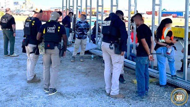 본문 이미지 - 미국 이민당국이 지난 4일&#40;현지시간&#41; 조지아주에 위치한 현대자동차와 LG에너지솔루션이 공동으로 건설 중인 조지아주 브라이언 카운티 소재 전기차 배터리 공장 건설현장을 급습해 불법체류자 혐의가 있는 475명을 체포했다. 이들 중엔 한국인 300여명이 포함돼 있다.&#40;ATF 애틀랜타 X 계정 캡처, 재판매 및 DB 금지&#41; 2025.9.5/뉴스1 ⓒ News1 김진환 기자