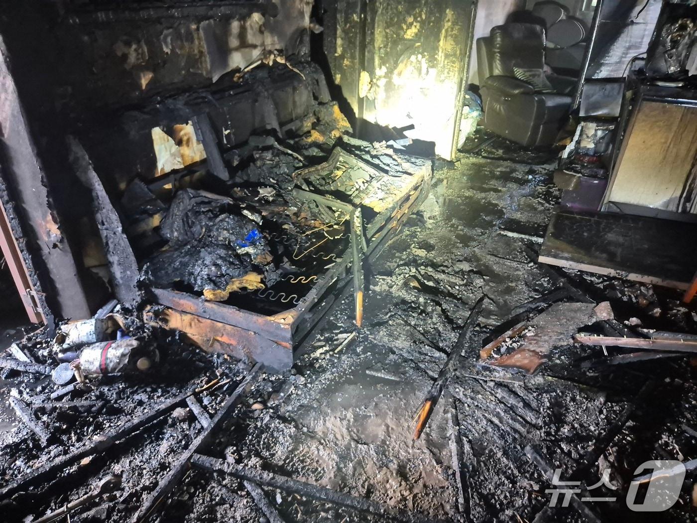 본문 이미지 - 화재 현장 모습.(전북소방 제공. 재판매 및 DB금지)