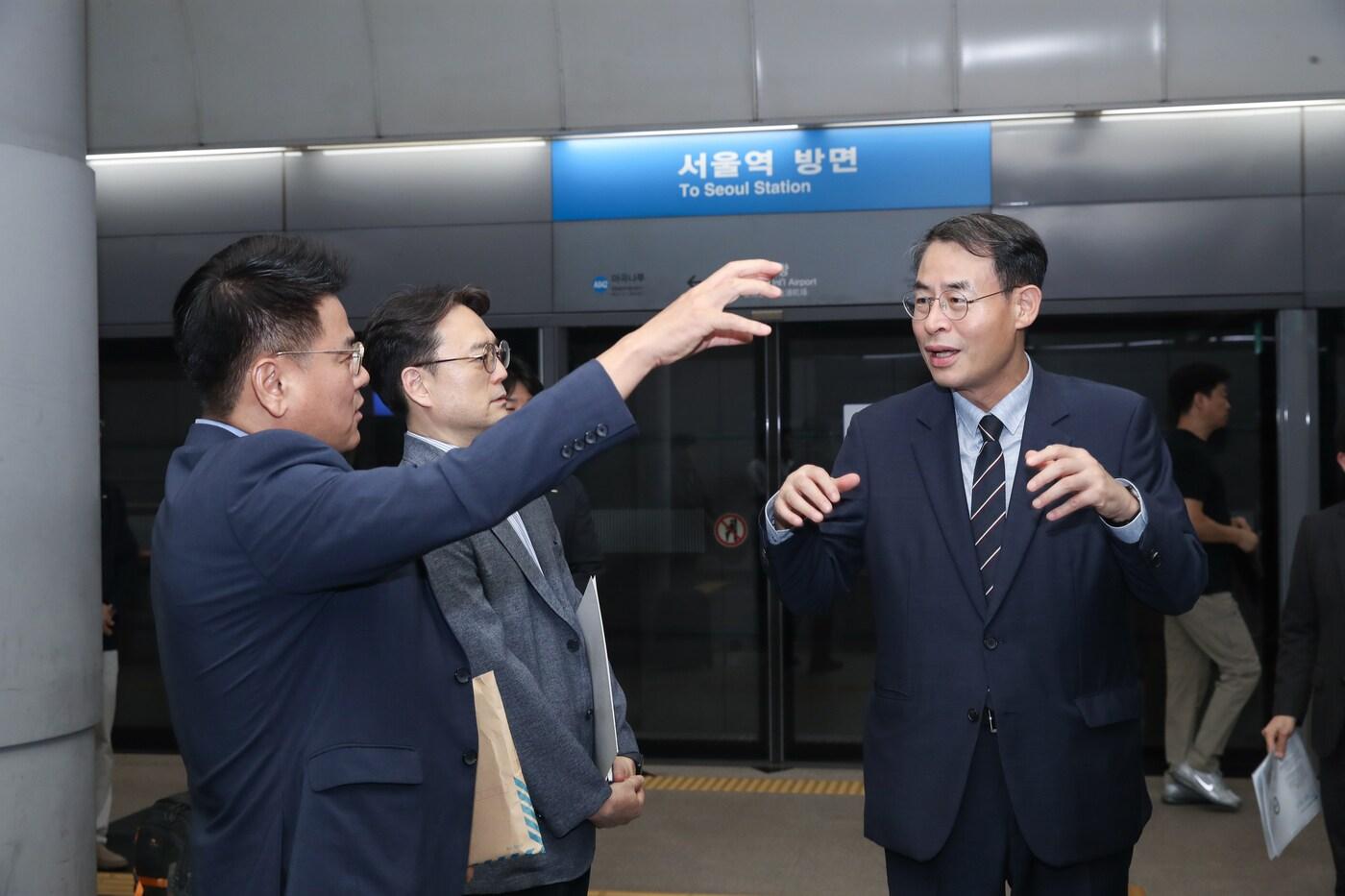 강희업 국토부 2차관&#40;오른쪽&#41;이 공항철도 현장점검을 하고 있다.&#40;국토교통부 제공&#41;